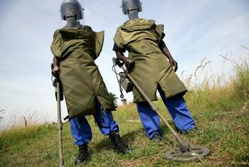 Deux démineurs travaillent à la décontamination des terres à Bunia, en République démocratique du Congo.