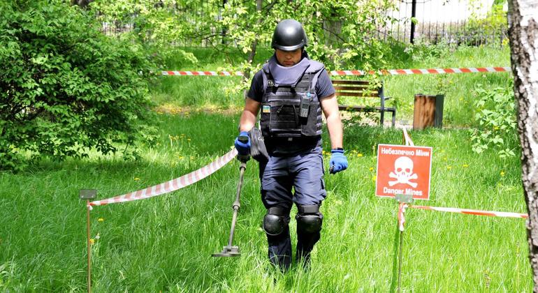 乌克兰国家紧急事务局的一名排雷员正在清理地面上的未爆弹药和地雷。