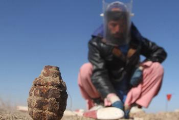 Na província de Kandahar, no Afeganistão, os desarmadores podem encontrar artilharia de décadas atrás