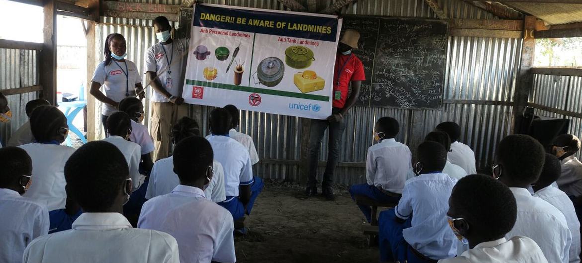 Especialistas do Unmas ensinam crianças no Sudão do Sul sobre os riscos de munições não detonadas