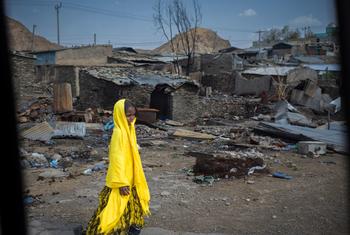 在埃塞俄比亚的阿法尔地区，一名女孩走在一条受到暴力和战斗严重影响的街道上。（资料图）