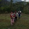 缅甸的一家人步行穿过东南部的克耶邦，准备越过边境前往泰国。