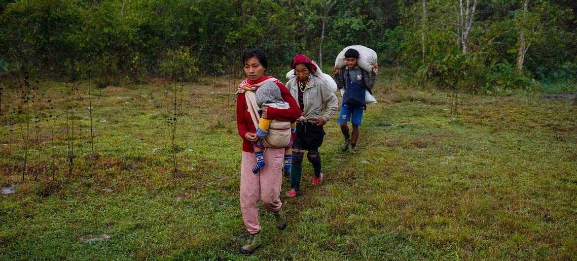 Une famille traverse l’État de Kayah, dans le sud-est du Myanmar, pour se mettre en sécurité en traversant la frontière thaïlandaise.