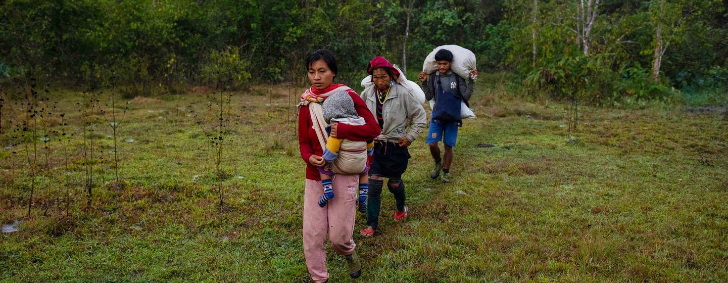 Une famille traverse l’État de Kayah, dans le sud-est du Myanmar, pour se mettre en sécurité en traversant la frontière thaïlandaise.