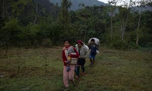 一家缅甸人步行穿过东南部的克耶邦，准备越过边境前往泰国。