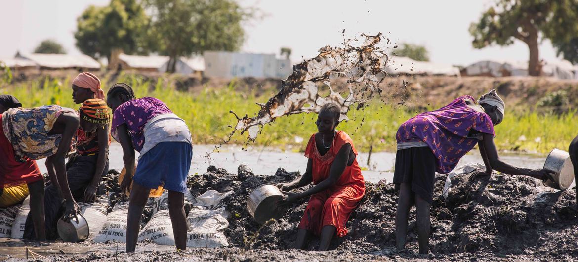 Des villageois construisent une digue au Soudan du Sud pour se protéger des inondations.
