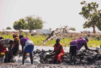 Des villageois construisent une digue au Soudan du Sud pour se protéger des inondations.