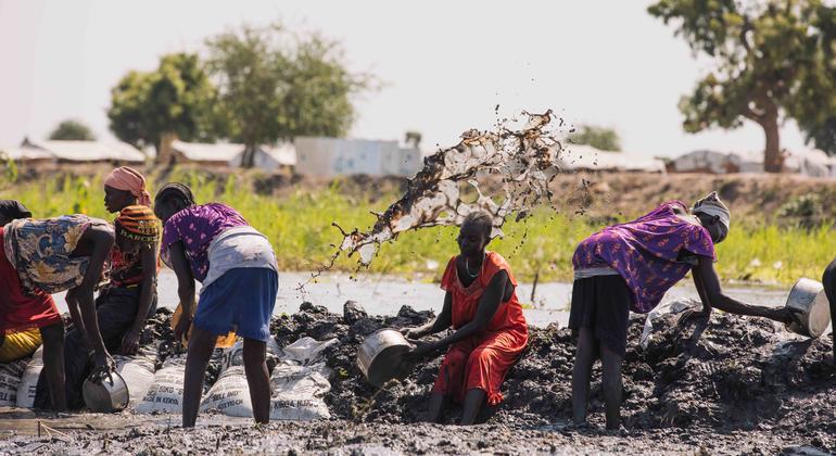 Des villageois construisent une digue au Soudan du Sud pour se protéger des inondations.