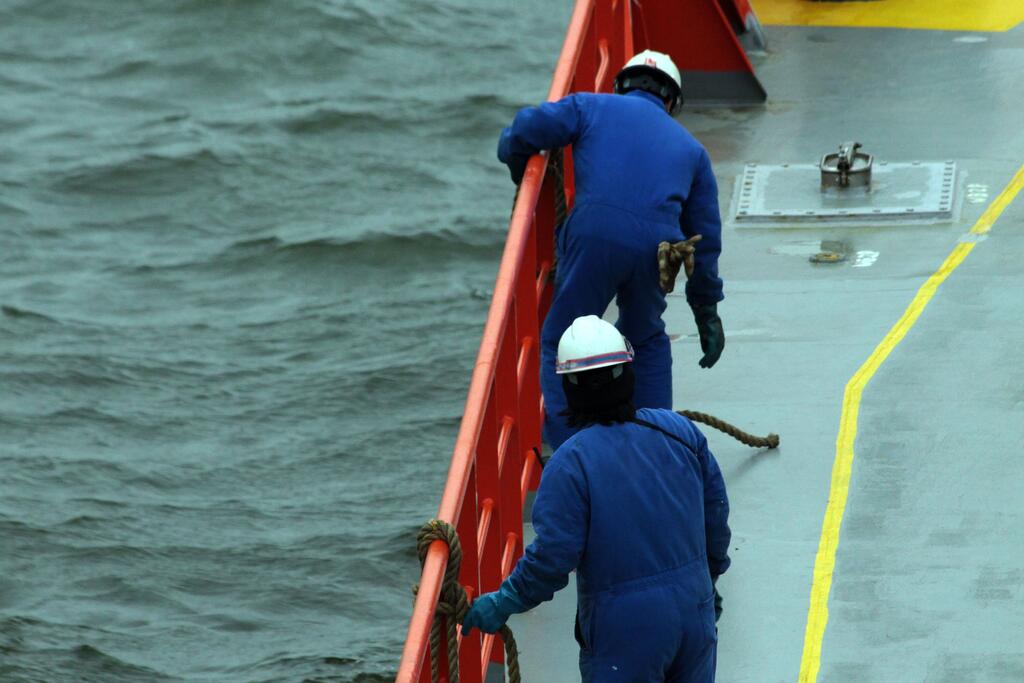 (أرشيف) اثنان من البحارة على متن إحدى السفن.