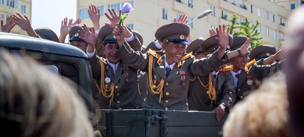 在朝鲜首都平壤，军官们在阅兵式上庆祝。（资料图）