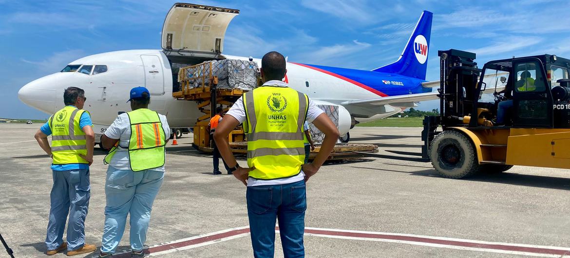 WFP की मालवाहक उड़ान हेती के पोर्त-ओ-प्रिन्स एयरपोर्ट पर अहम राहत सामग्री के साथ पहुँची.