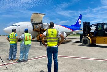 WFP की मालवाहक उड़ान हेती के पोर्त-ओ-प्रिन्स एयरपोर्ट पर अहम राहत सामग्री के साथ पहुँची.