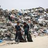 Des enfants fouillent une décharge à Rafah, dans le sud de la bande de Gaza.