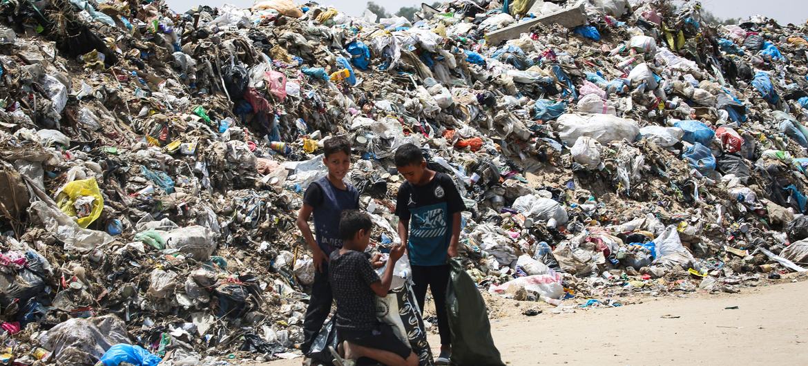 Des enfants fouillent une décharge à Rafah, dans le sud de la bande de Gaza.