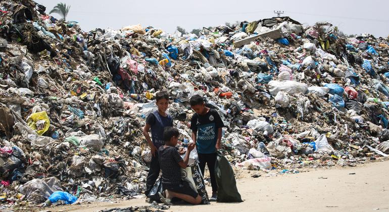 Niños buscando algo aprovechable entre las montañas de basura en Gaza.