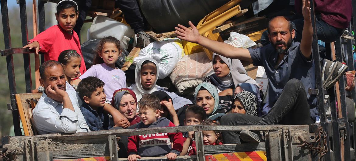 Familias desplazadas por la violencia en Gaza. (Archivo)