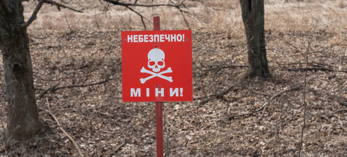 Señal de advertencia de minas en Lyman (Ucrania).