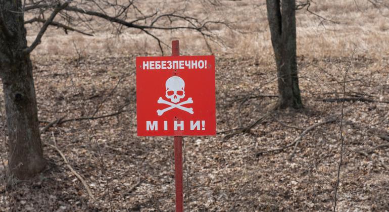 Um sinal de alerta sobre minas em Lyman, Ucrânia