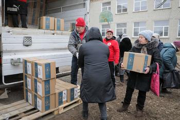 乌克兰东北部居民获得食品援助。