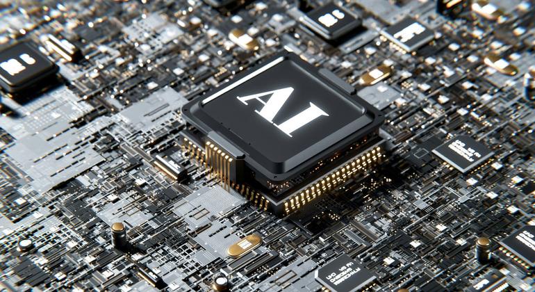 图形处理器（GPU）通过执行复杂的数学运算来训练人工智能模型。