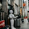 Um robô que pode executar tarefas atribuídas a humanos está em um shopping em Kyoto, Japão