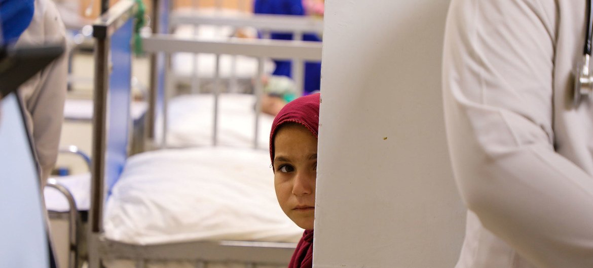 طفلة في مستشفى أنديرا غاندي للأطفال في كابول، أفغانستان.