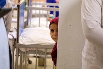 طفلة في مستشفى أنديرا غاندي للأطفال في كابول، أفغانستان.