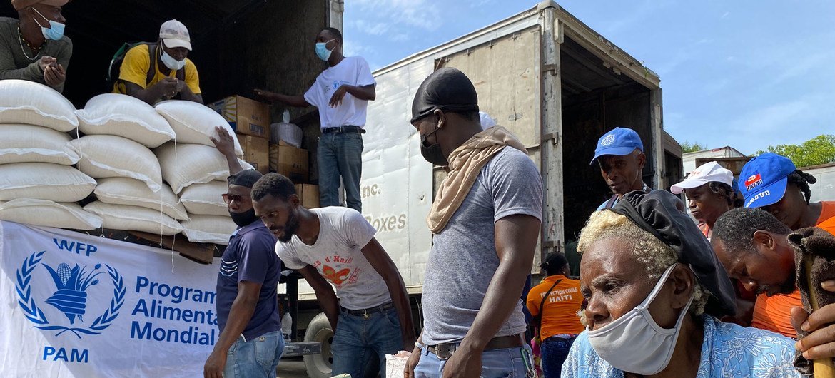 يعمل برنامج الأغذية العالمي على تكثيف توزيع الغذاء في هايتي التي دمرها الزلزال.