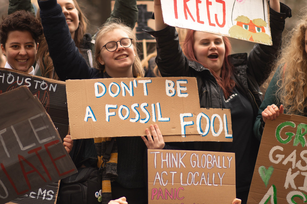 Des jeunes militants pour le climat défilent à Birmingham au Royaume-Uni pour réclamer la justice climatique et mettre fin à la combustion des combustibles fossiles.