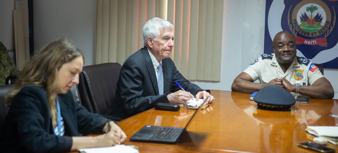 L'expert indépendant des Nations Unies sur la situation des droits de l'homme en Haïti, William O'Neill (au centre), rencontre Frantz Elbé, directeur général de la police nationale d'Haïti, dans la capitale Port-au-Prince.