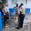 L'expert indépendant des Nations Unies sur la situation des droits de l'homme en Haïti, William O'Neill, (deuxième à gauche) s'entretient avec des responsables d'une prison à Fort Liberté.