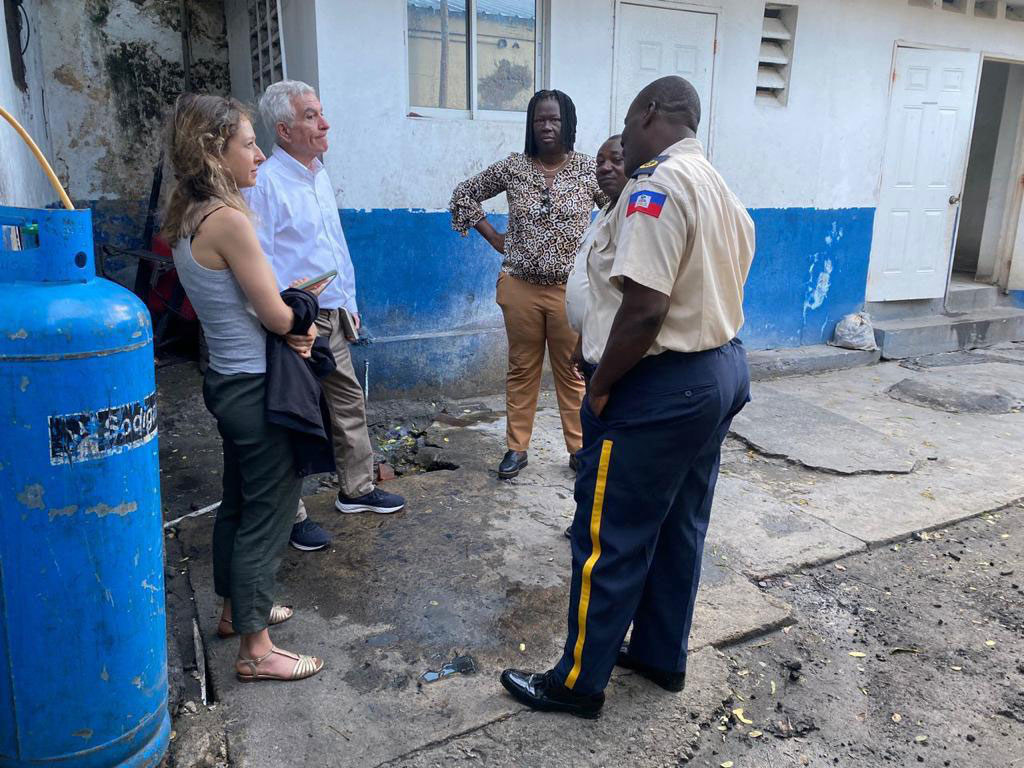 L'expert indépendant des Nations Unies sur la situation des droits de l'homme en Haïti, William O'Neill, (deuxième à gauche) s'entretient avec des responsables d'une prison à Fort Liberté (photo d'archives).