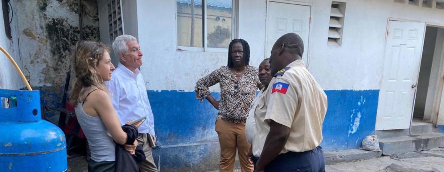 L'expert indépendant des Nations Unies sur la situation des droits de l'homme en Haïti, William O'Neill, (deuxième à gauche) s'entretient avec des responsables d'une prison à Fort Liberté.