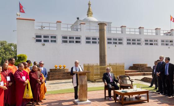 A Lumbini, lieu de naissance de Bouddha, le chef de l'ONU appelle à une action mondiale pour la paix