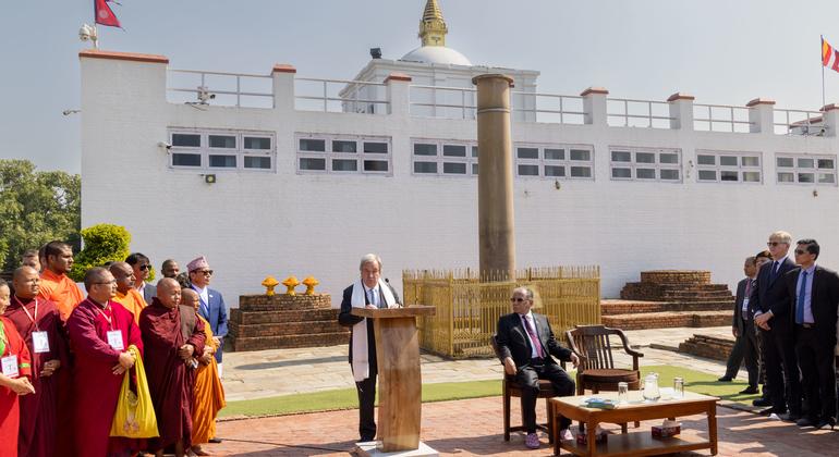 No local sagrado de Lumbini, o secretário-geral da ONU, António Guterres, fez um apelo para que o mundo se inspire nos ensinamentos de Buda 