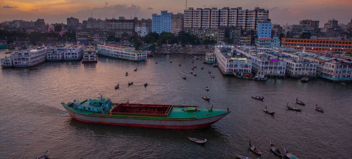 La terminal portuaria de Sodorghat en Dhaka, Bangladesh.