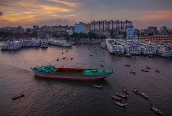 बांग्लादेश की राजधानी ढाका में सुदूरघाट पोर्ट टर्मिनल.