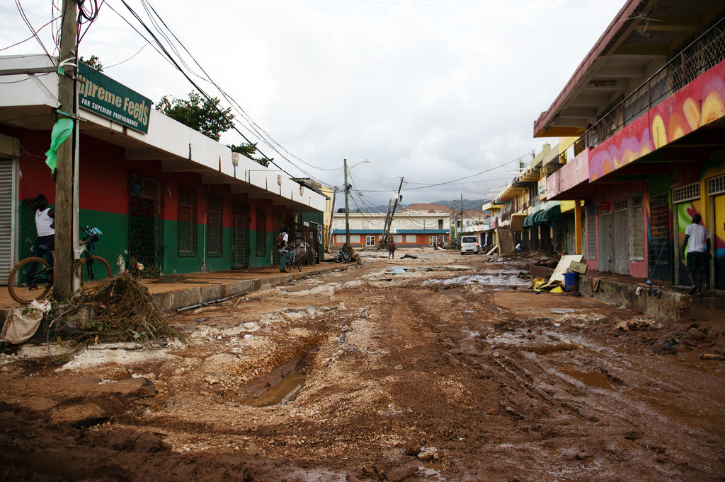 الطين والحطام يغطي شوارع سانتا كروز في جامايكا بعد إعصار ميليسا.