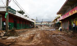 Barro y escombros cubren las calles de Santa Cruz, en Jamaica, tras el paso del huracán Melissa.