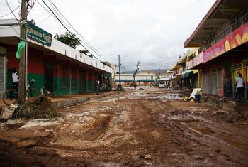 Barro y escombros cubren las calles de Santa Cruz, en Jamaica, tras el paso del huracán Melissa.