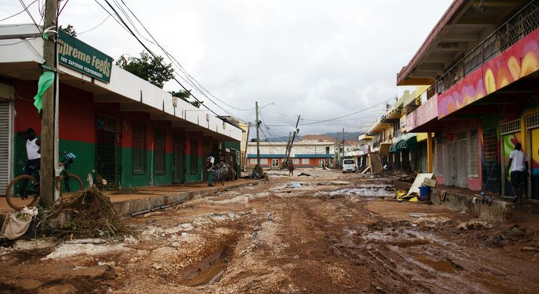 Barro y escombros cubren las calles de Santa Cruz, en Jamaica, tras el paso del huracán Melissa.