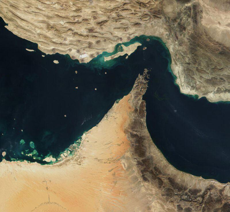 Vue satellite du détroit d'Ormuz, montrant la voie navigable étroite entre la péninsule arabique et la péninsule de Musandam d'Oman.