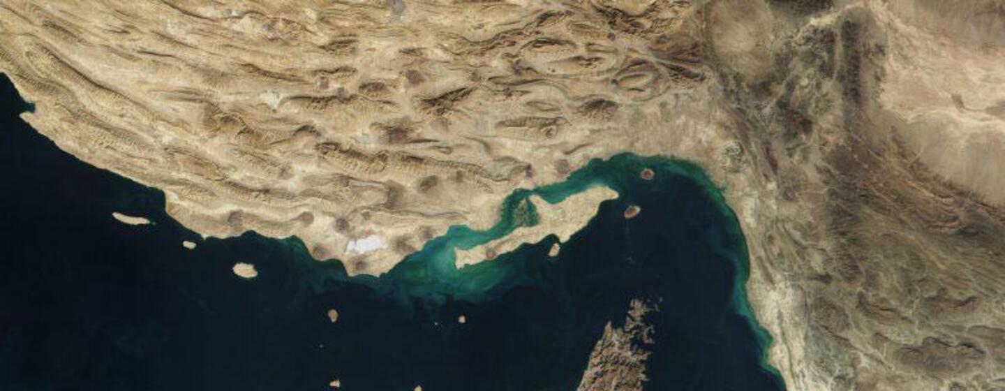 Vue satellite du détroit d'Ormuz, montrant la voie navigable étroite entre la péninsule arabique et la péninsule de Musandam d'Oman.