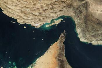 Vue satellite du détroit d'Ormuz, montrant la voie navigable étroite entre la péninsule arabique et la péninsule de Musandam d'Oman.