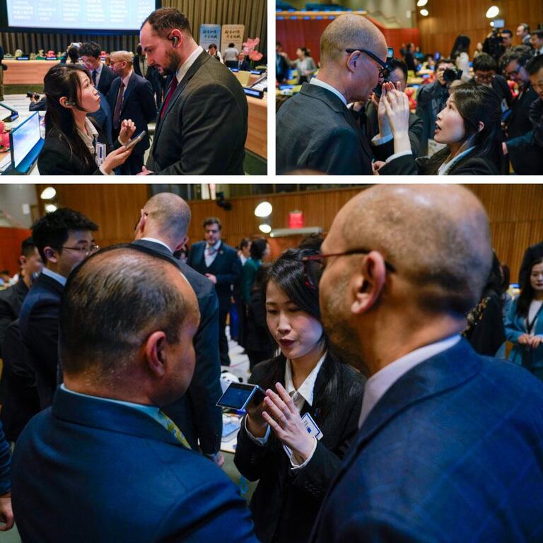 一张由三张照片组成的拼贴画，展示了联合国口译员在中文日活动中使用人工智能翻译设备与与会者进行交流。