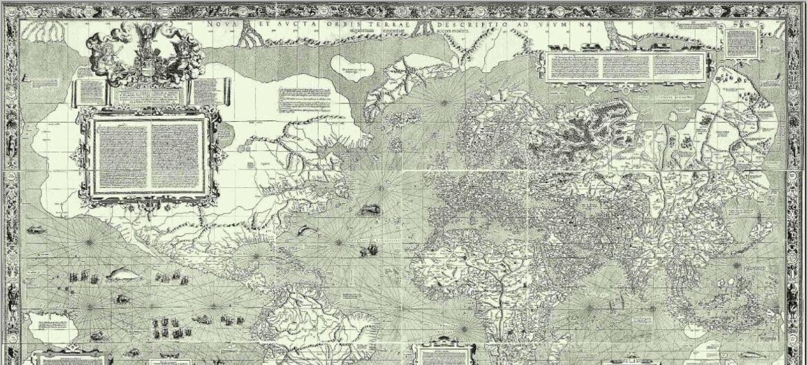 Carte du monde ancienne du XVIIe siècle en projection Mercator, dans des tons de vert et crème discrets, montrant tous les continents avec des bordures gravées, de multiples cartouches de texte, une rose des vents en bas à gauche et une petite carte en encart en bas à droite.