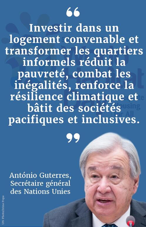 António Guterres, secrétaire général de ONU , est photographié en train de parler au micro sous une citation en français sur le logement et les établissements informels à l'occasion de la Journée mondiale de l'habitat.