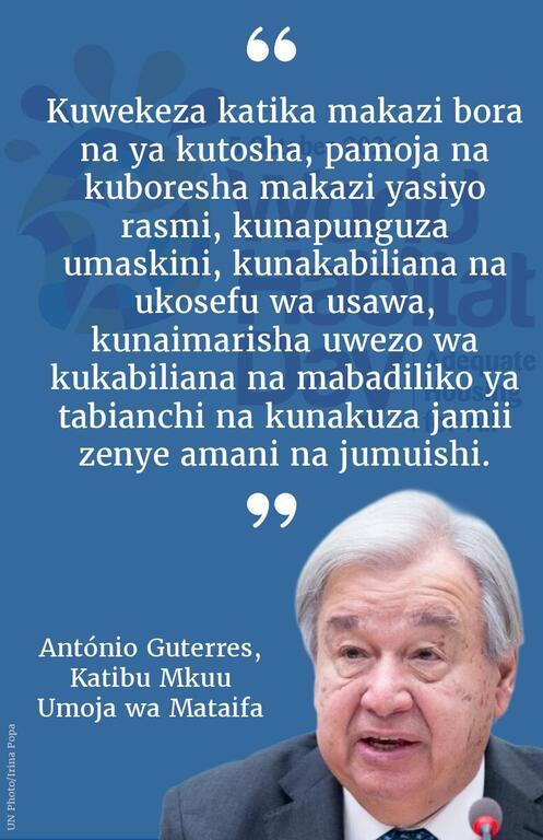Picha ya Katibu Mkuu UN António Guterres chini kulia mwa kadi ya nukuu ya bluu ya lugha ya Kiswahili kuhusu kuwekeza katika makazi ya kutosha kwa Siku ya Makazi Duniani.