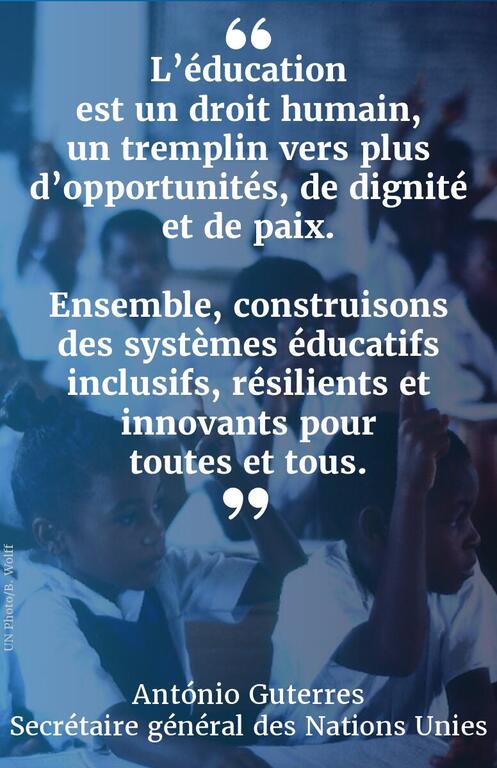 Une scène en classe où des enfants lèvent la main, recouverte d'une citation en français de António Guterres, Secrétaire général des Nations Unies, soulignant l'éducation comme un droit humain et la nécessité d'un système éducatif inclusif, résilient et innovant.
