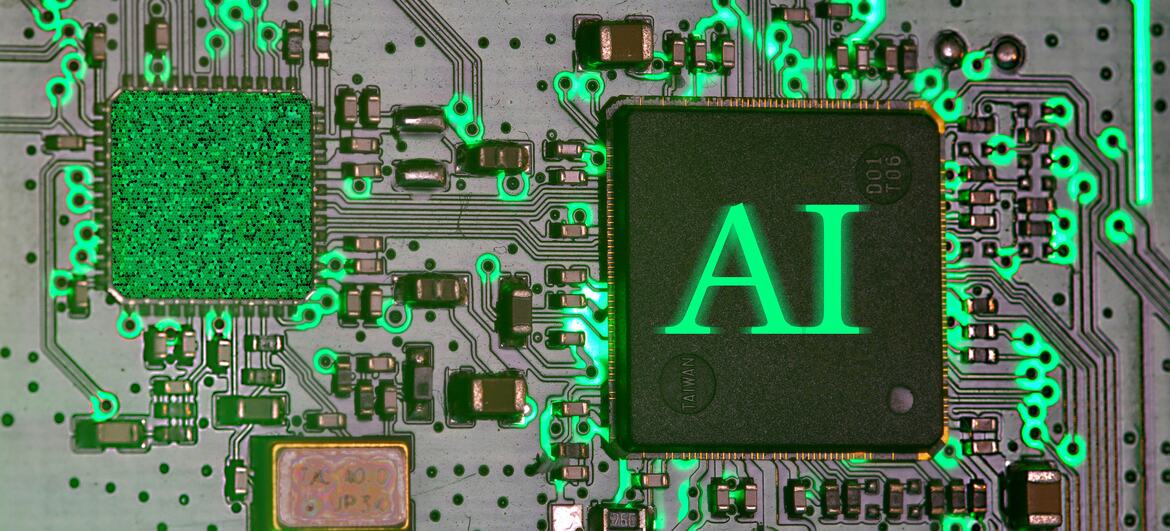 Un primer plano de un chip de IA brillante en una placa de circuito de computadora con iluminación verde.